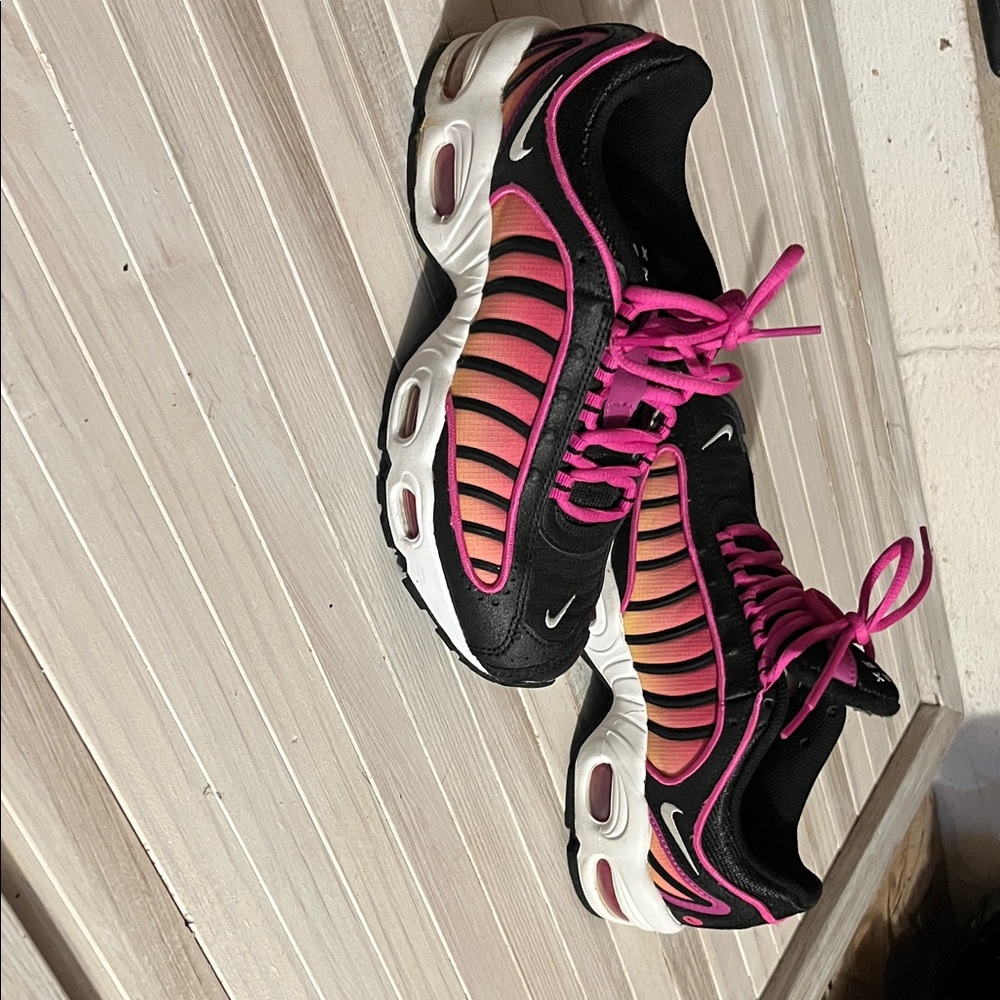 Nike Women's Air Max Sneakers Fire Pink size 6